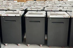 Tot el contenidor està carregat de l’ordre europeu. El dispensador de cervesa...